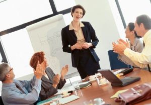 egyfajta segítségnyújtás ember és ember között